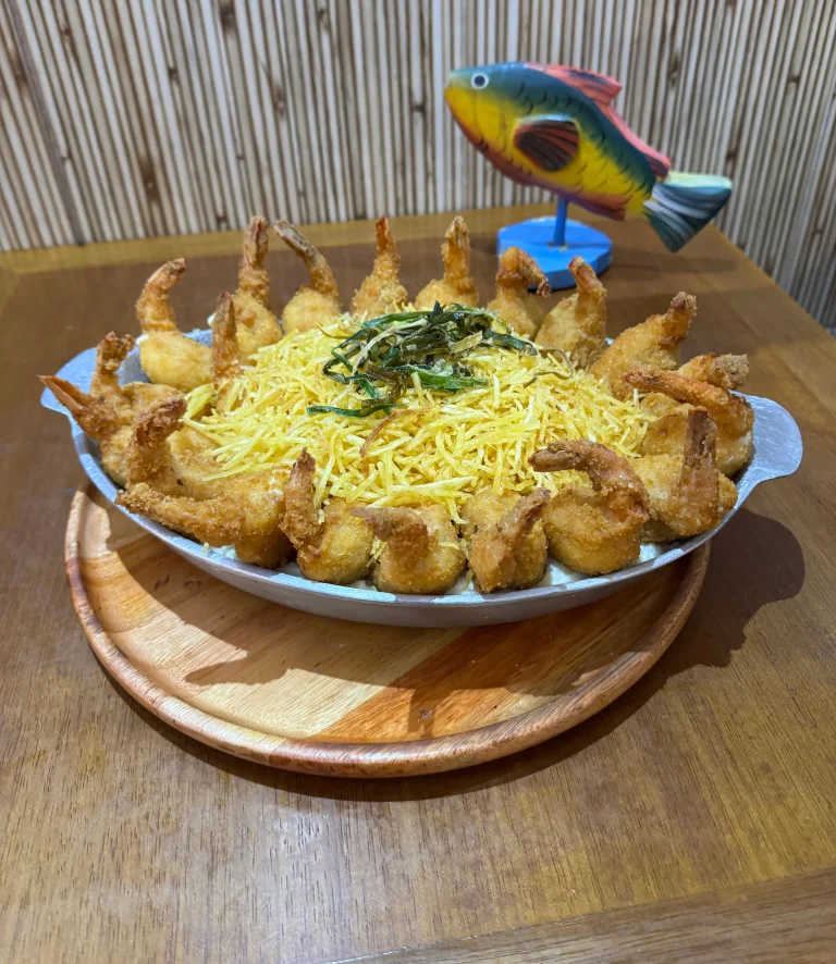 Camarão empanado crocante servido com batata palha — petisco de frutos do mar no Botequim Canto do Peixe em Niterói