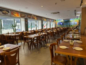 Salão e ambiente de restaurante de frutos do mar em Niterói - Botequim Canto do Peixe